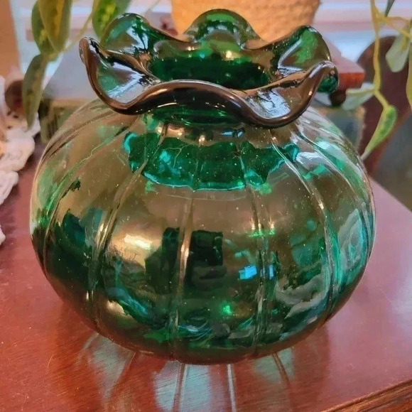 Vintage Marks Hand Blown Green Glass Ruffled Vase - Picture 4 of 4